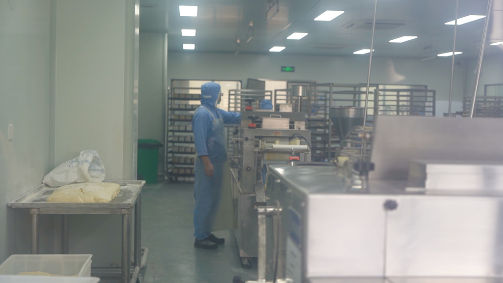 双节叠加订单激增 崇阳麦乐食品厂开足马力保供