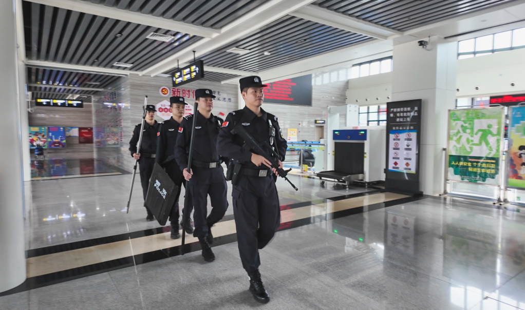 “行走的安全感”上线 崇阳特巡警国庆武装巡防
