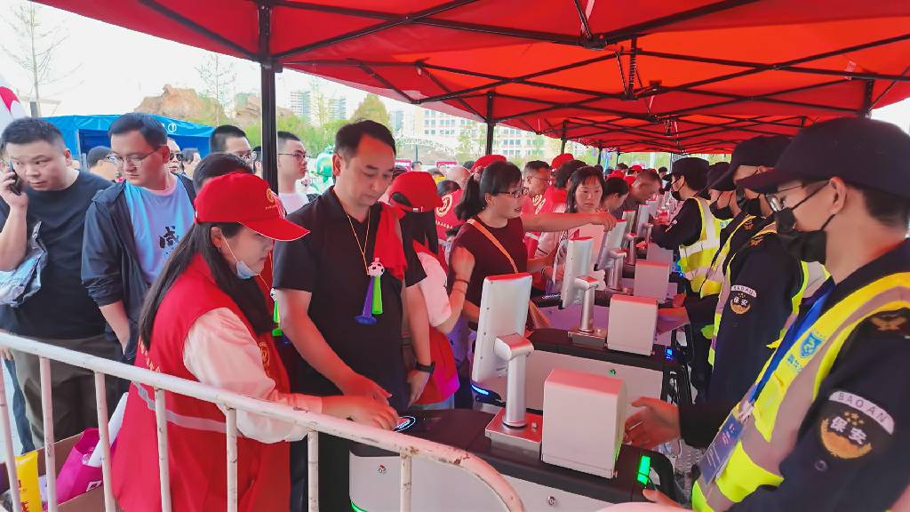 绿茵逐梦，全民同心——崇阳以烟火与热爱燃爆“楚超”咸宁“魔鬼主场”4.jpg