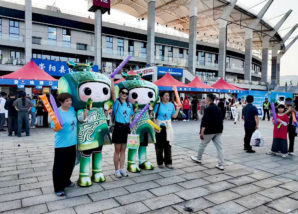 绿茵逐梦，全民同心——崇阳以烟火与热爱燃爆“楚超”咸宁“魔鬼主场”5.jpg