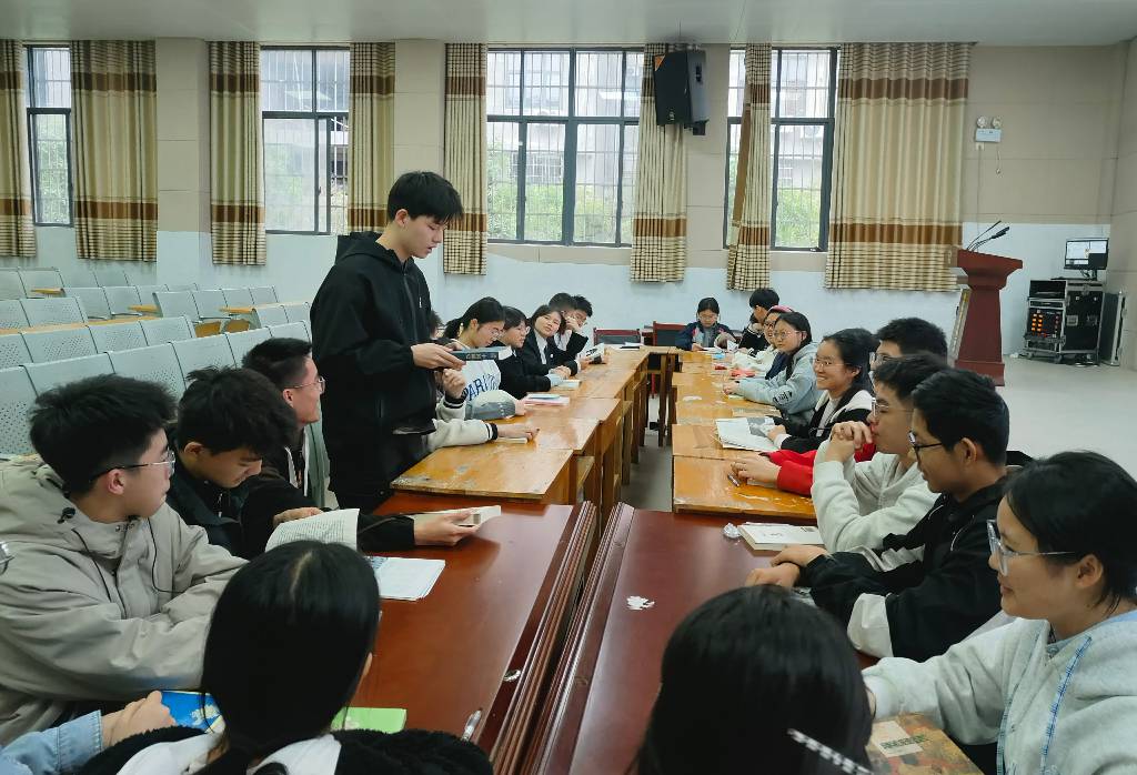 崇阳一中举办“4.23世界读书日”读书分享会2.jpg 崇阳一中举办“4.23世界读书日”读书分享会2.jpg
