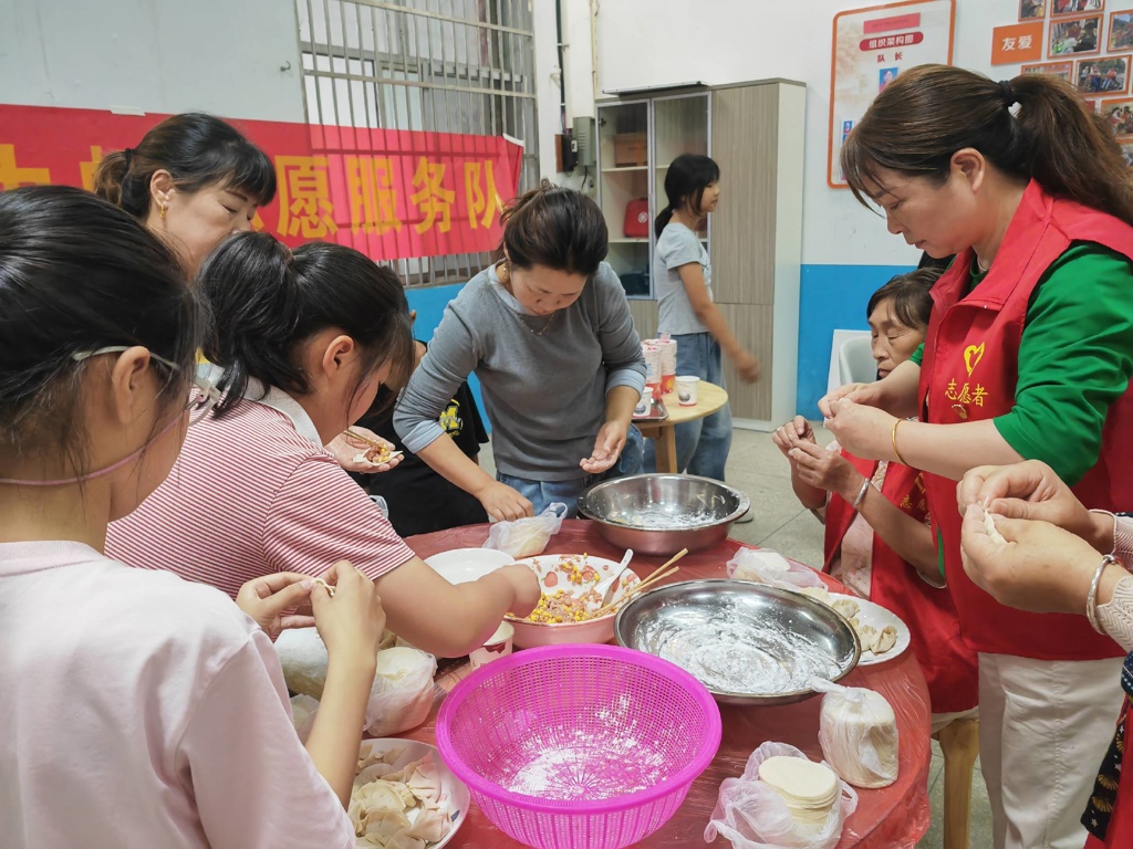 崇阳县高枧乡：志愿服务暖童心 饺子飘香迎“六一”.jpg