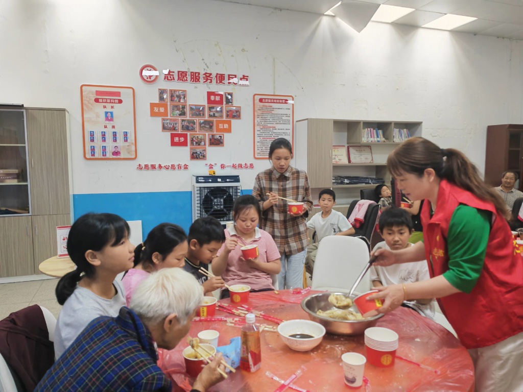 崇阳县高枧乡：志愿服务暖童心 饺子飘香迎“六一”1.jpg