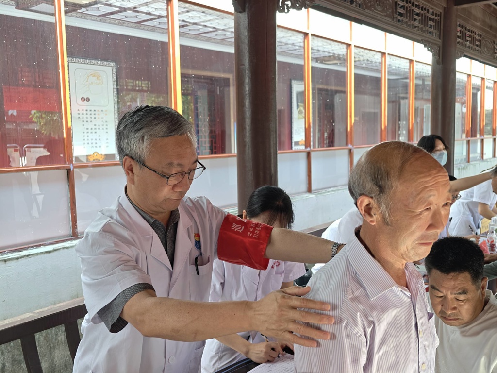 优质医疗下基层 暖心义诊惠乡邻 武汉协和医院巡回医疗队赴高枧乡卫生院开展义诊活动2.jpg