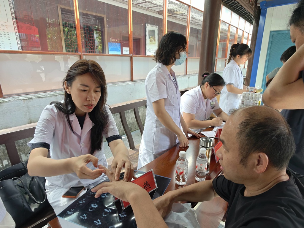 优质医疗下基层 暖心义诊惠乡邻 武汉协和医院巡回医疗队赴高枧乡卫生院开展义诊活动3.jpg