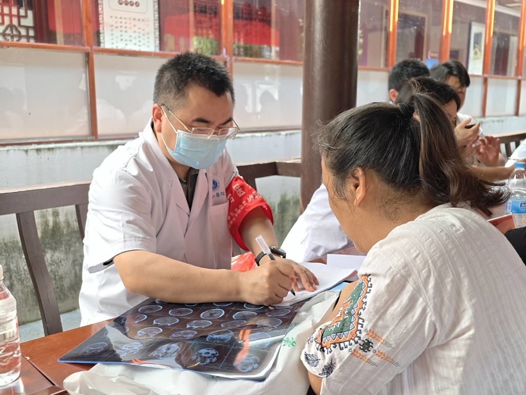 优质医疗下基层 暖心义诊惠乡邻 武汉协和医院巡回医疗队赴高枧乡卫生院开展义诊活动5.jpg