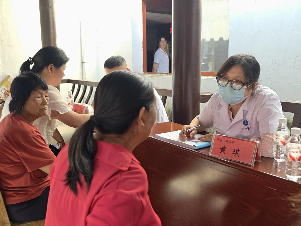 优质医疗下基层 暖心义诊惠乡邻 武汉协和医院巡回医疗队赴高枧乡卫生院开展义诊活动6.jpg