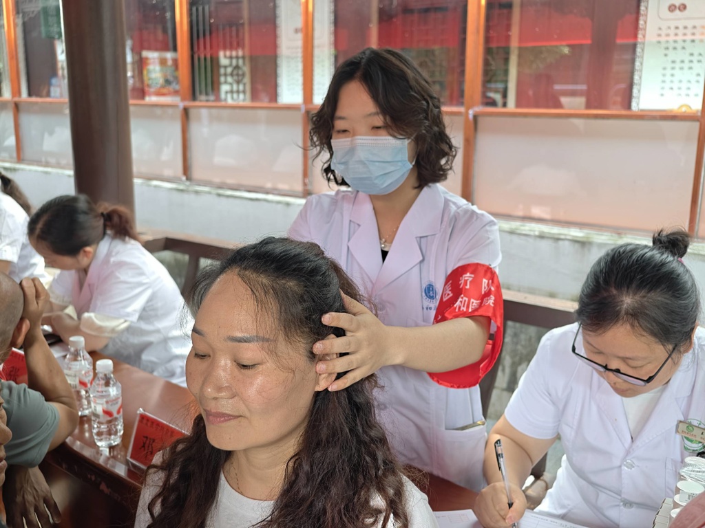 优质医疗下基层 暖心义诊惠乡邻 武汉协和医院巡回医疗队赴高枧乡卫生院开展义诊活动7.jpg