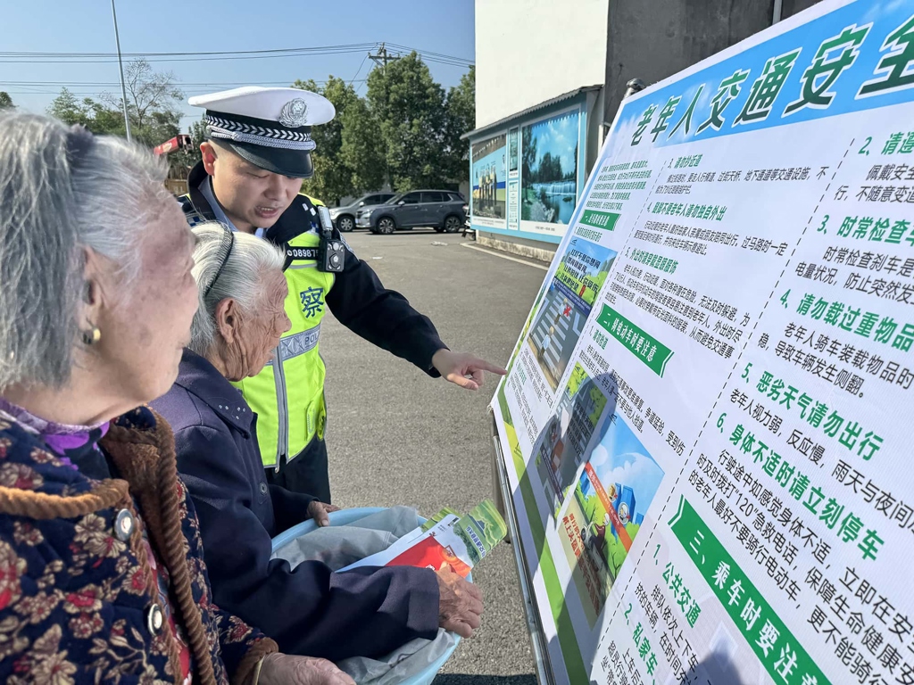 田间地头话安全 崇阳公安守护秋收平安路