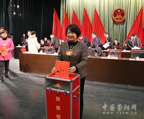 崇阳县第十八届人民代表大会第二次会议举行第三次大会