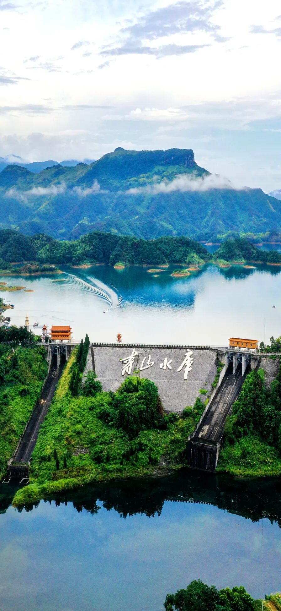 闻斌  崇阳县青山水库；青山水库是崇阳的“母亲湖”，被誉为“鄂南明珠”。它集防洪、灌溉、发电、供水于一体，青山环绕，碧波万顷，是风景秀丽的生态宝库和旅游胜地。.jpg
