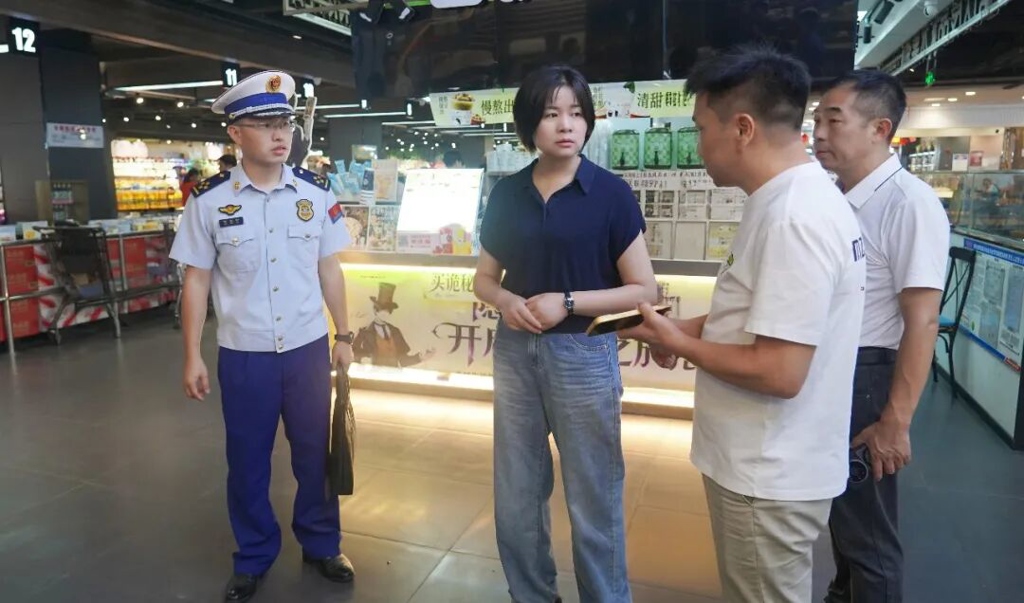 张晓丹检查节日市场保供与消防安全工作
