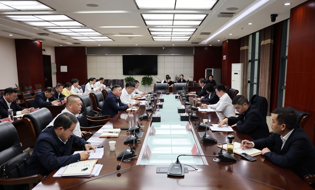 杨修伟主持召开县委中心组（扩大）10月份集中研讨学习会