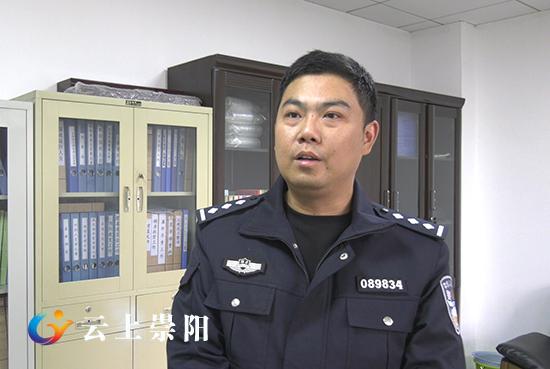 7日上午11时许,当一辆公交车徐徐停靠在崇阳县天城镇南门邮政银行前