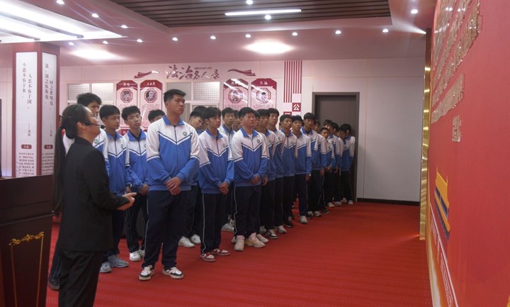 会前,与会人员和大集中学学生一同参观了崇阳县普法馆和青少年法治