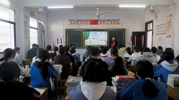 崇陽縣高梘鄉開展環境保護人人有責主題宣傳進校園活動