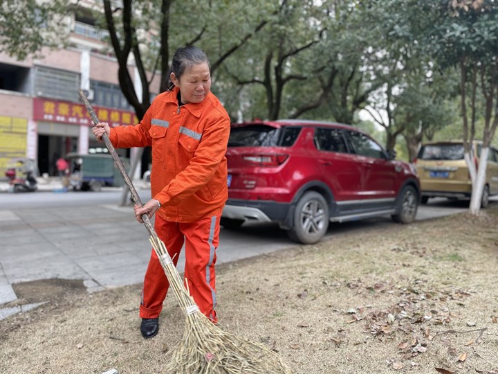 零下5崇阳街头环卫工人的寒冬坚守