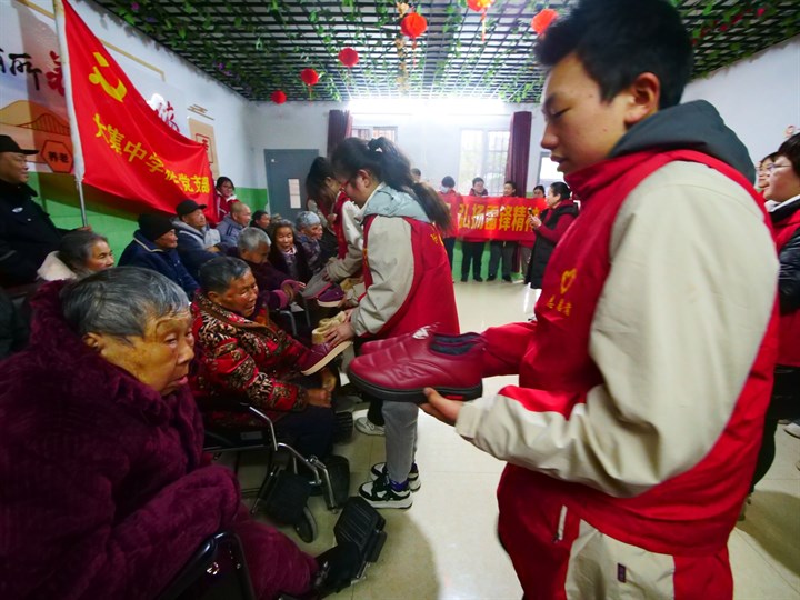 崇阳县大集中学开展学雷锋志愿服务活动