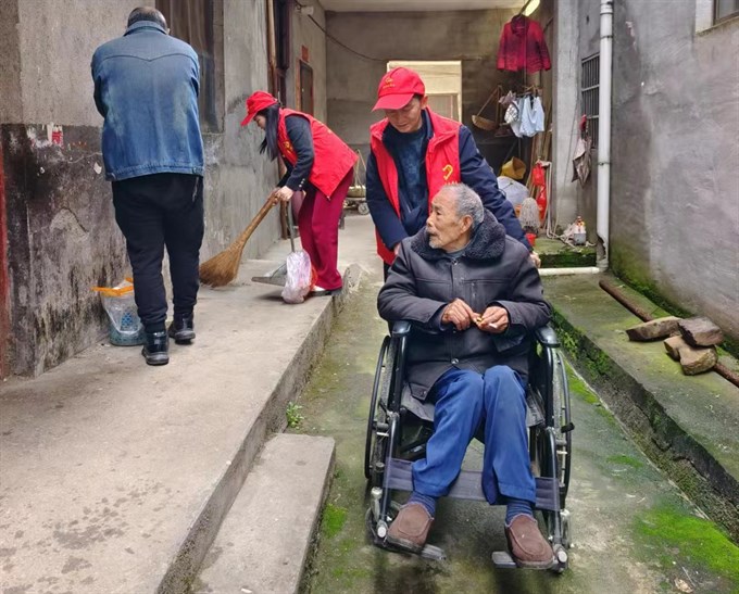 崇阳县路口镇志愿服务送上门关爱老人暖人心