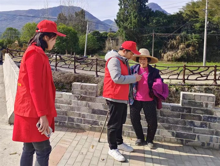 崇阳县路口镇志愿服务送上门关爱老人暖人心