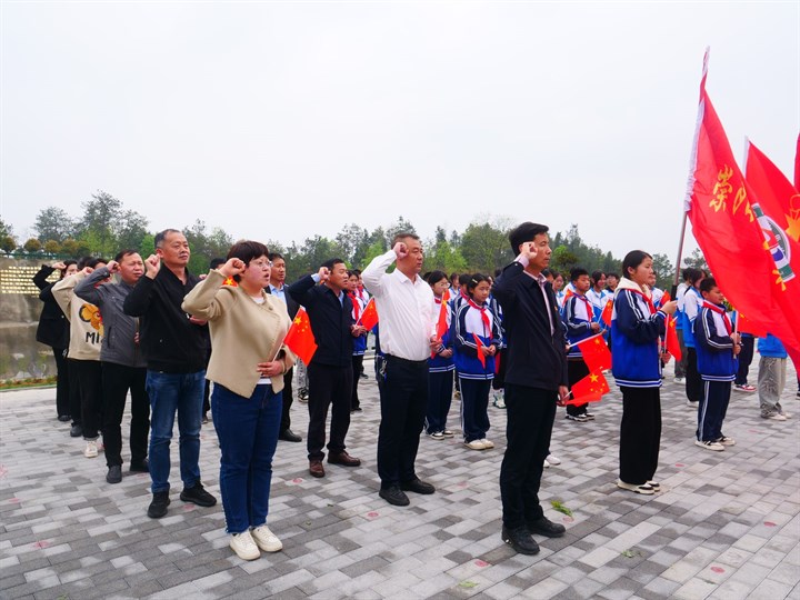 崇阳县大集中学清明追思缅怀英烈